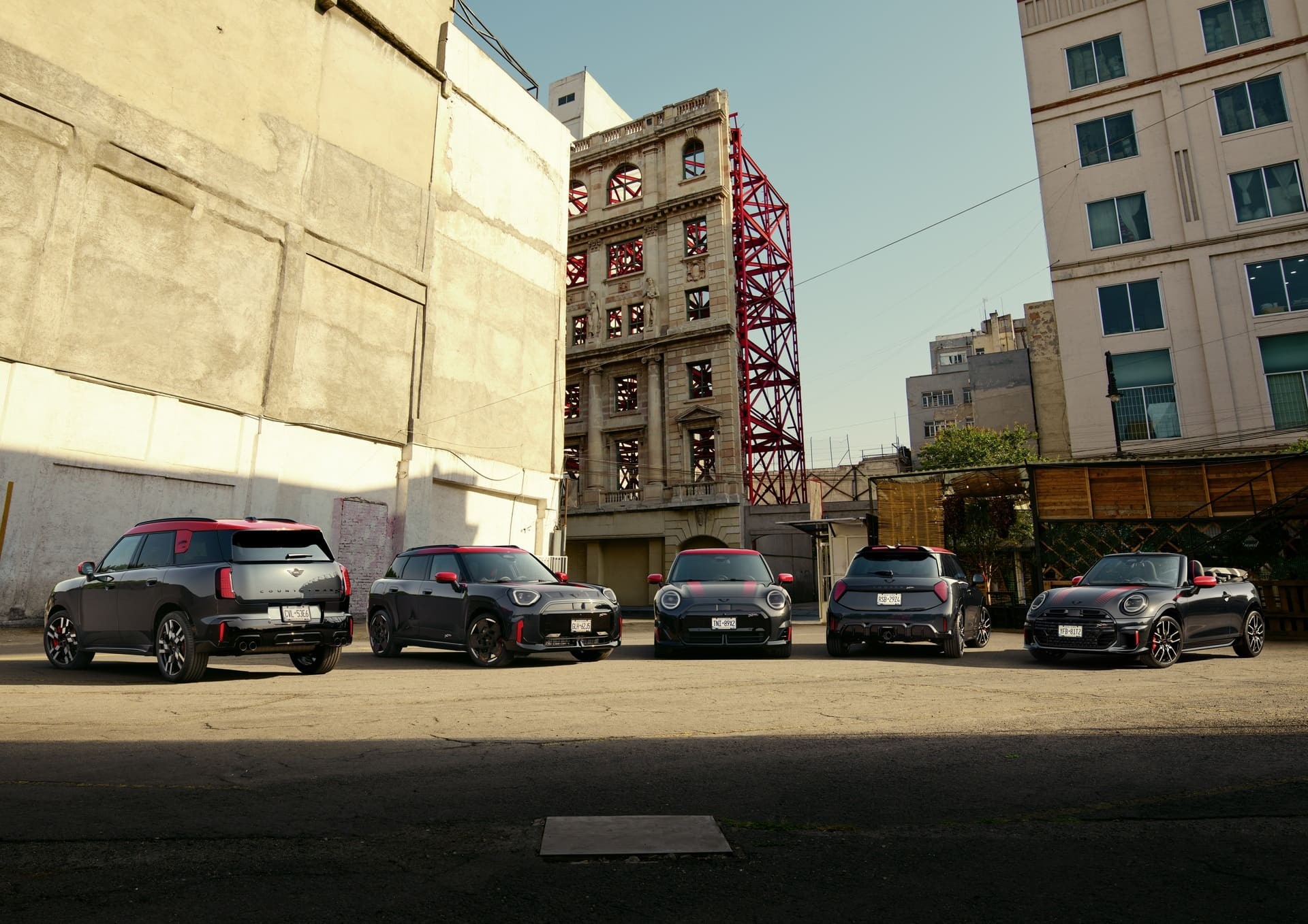 Vários veículos da família MINI John Cooper Works estacionados.